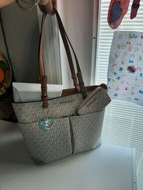 MICHAEL KORS "Bedford" Tote & Wallet 4 Pc Set